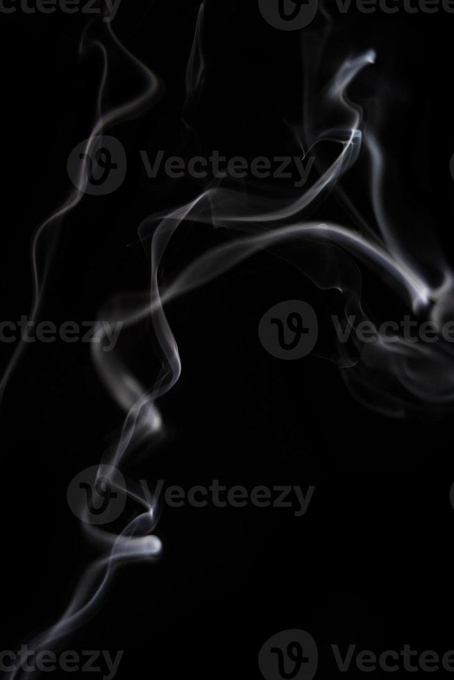 wit rook Aan zwart achtergrond voor laag bedekking effect. een realistisch rook of mist effect voor foto en video manipulatie effect en mysterie ontwerp thema