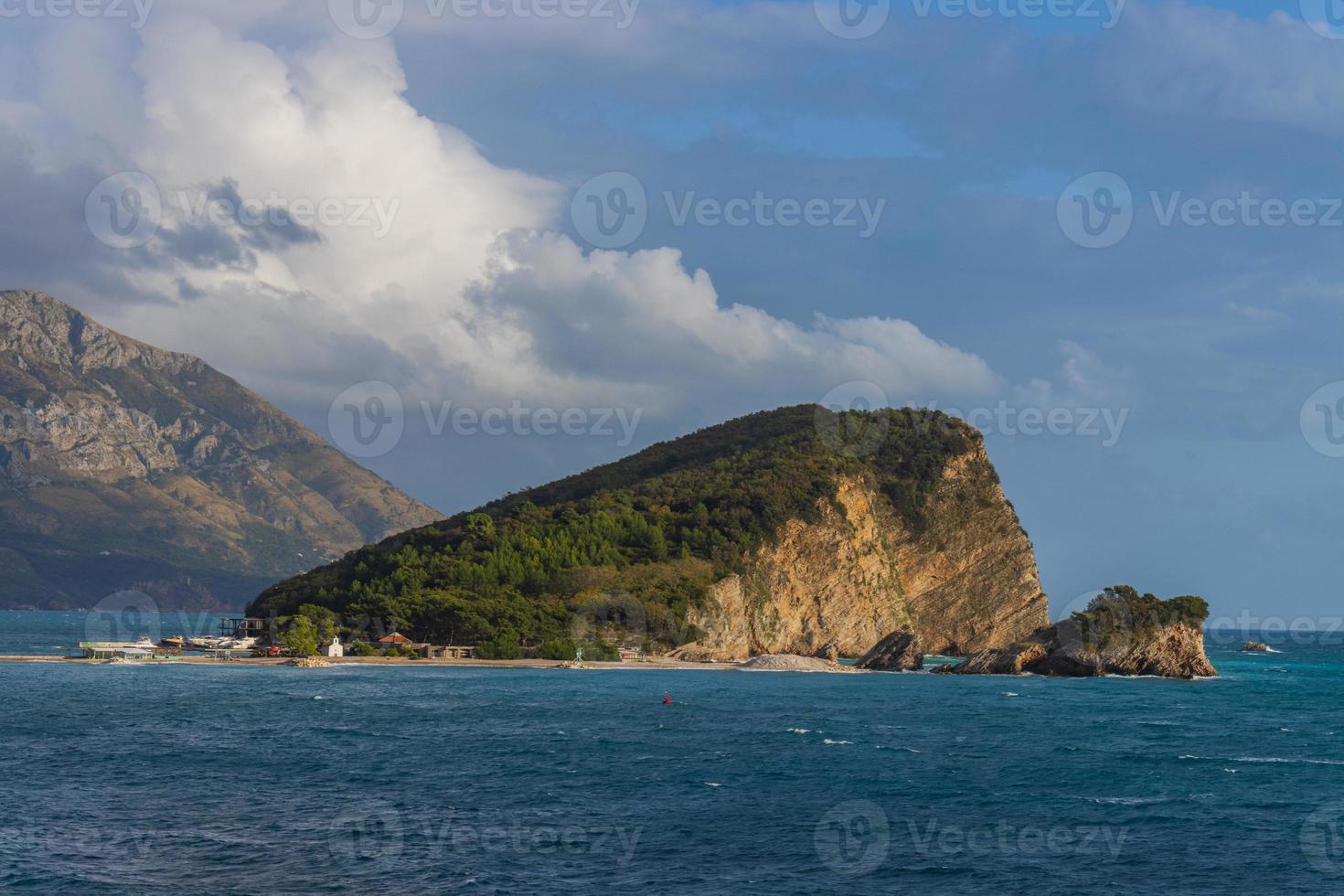 mooi visie Bij sveti nikola eiland in budva, Montenegro foto