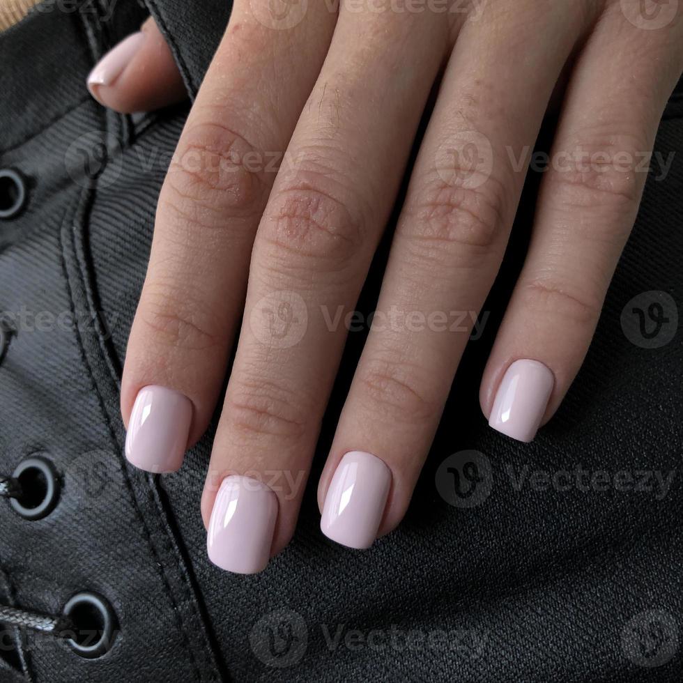 elegant modieus vrouw roze manicure.handen van een vrouw met roze manicure Aan nagels foto