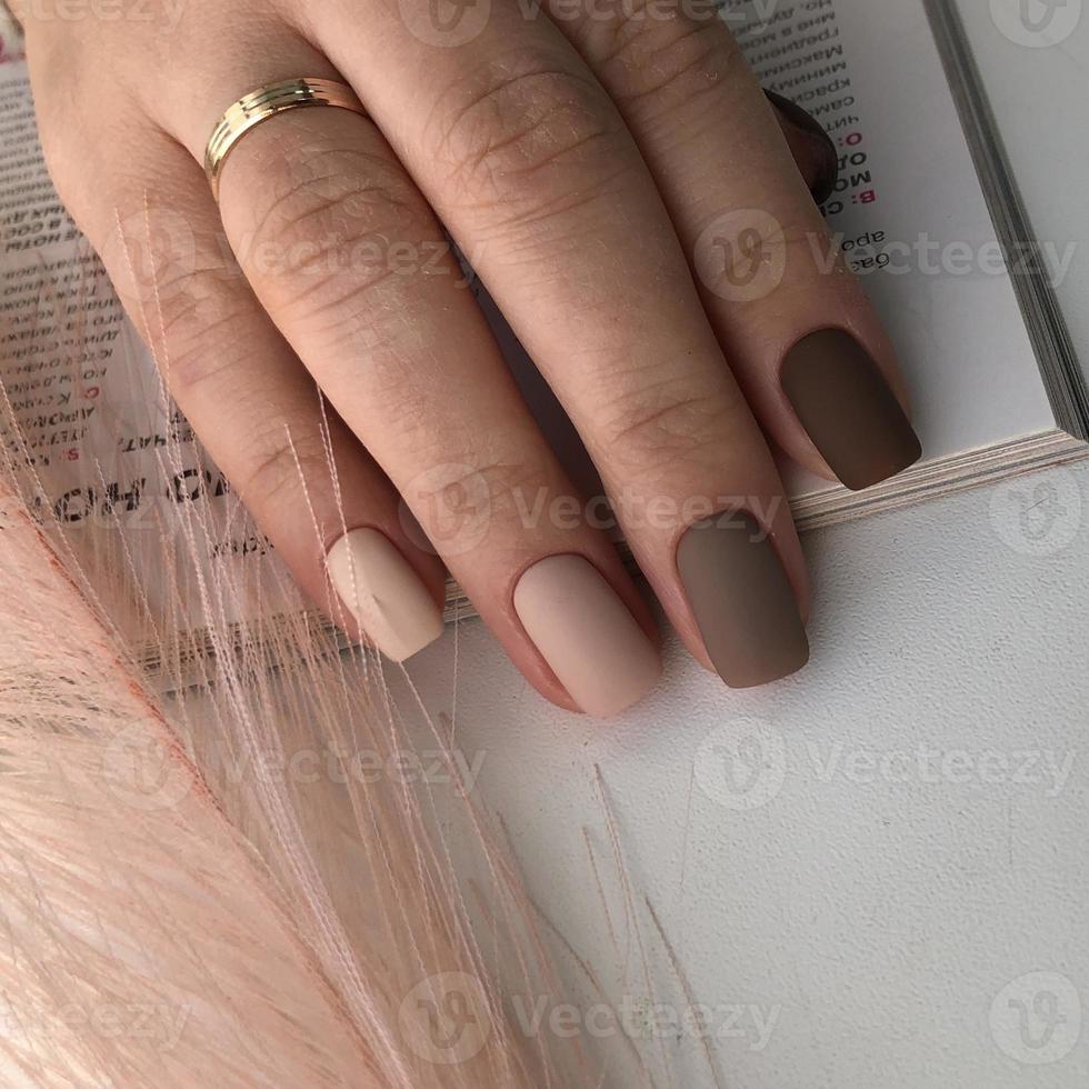 helder matte veelkleurig ontwerp van manicure.veelkleurig manicure dichtbij omhoog foto