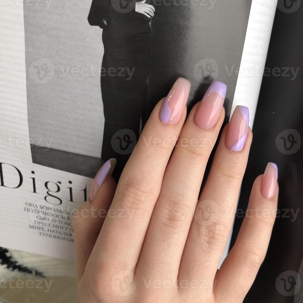 helder veelkleurig ontwerp van manicure.veelkleurig manicure dichtbij omhoog foto