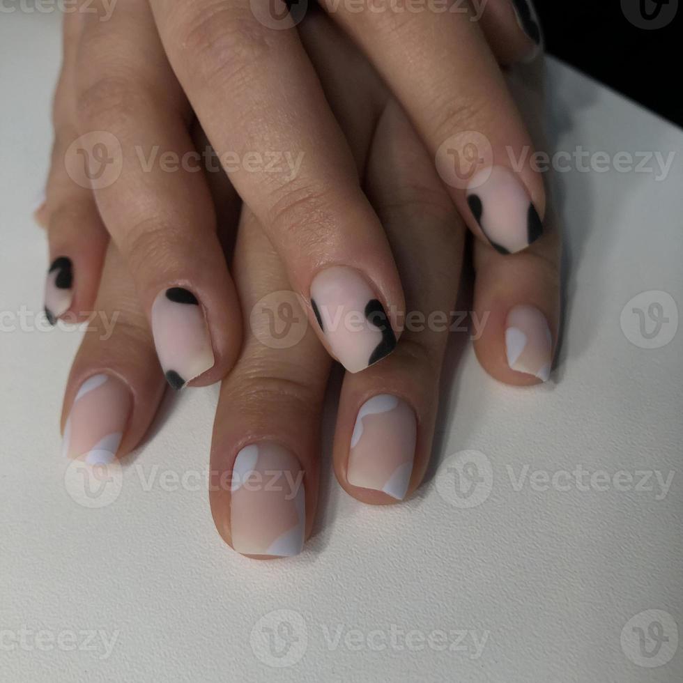vrouw manicure met luipaard ontwerp foto