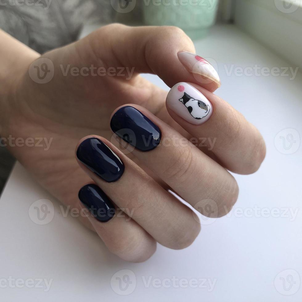 elegant modieus vrouw blauw manicure met ontwerp.handen van een vrouw met blauw manicure Aan nagels foto