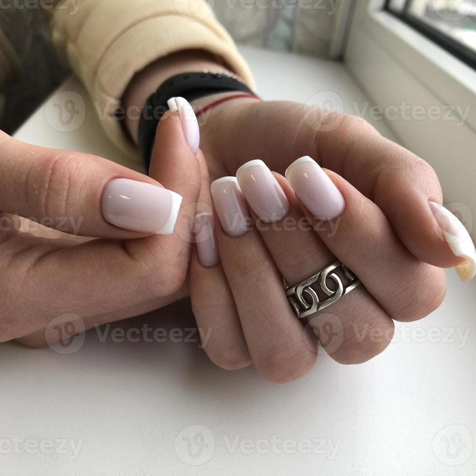 Frans manicure Aan de nagels. Frans manicure ontwerp. manicure gel nagel Pools foto