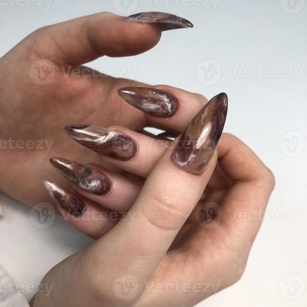 helder veelkleurig ontwerp van manicure.veelkleurig manicure dichtbij omhoog foto