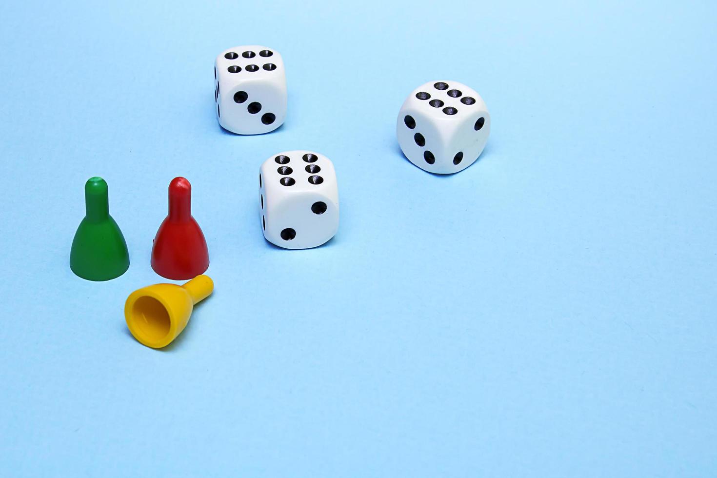 chips en Dobbelsteen voor de spel met de dezelfde aantal liet vallen Aan een blauw achtergrond foto