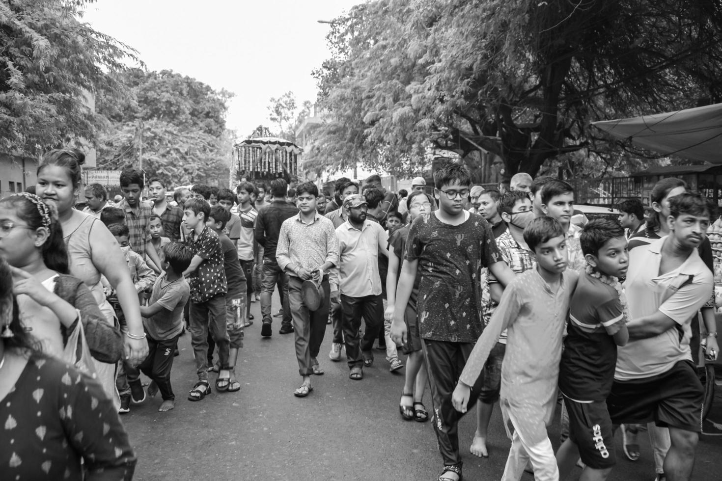 new delhi, india 1 juli 2022 - een enorme bijeenkomst van toegewijden uit verschillende delen van delhi ter gelegenheid van ratha yatra of rathyatra. rath voor heer jagannath getrokken door mensen, jagannath rath yatra foto