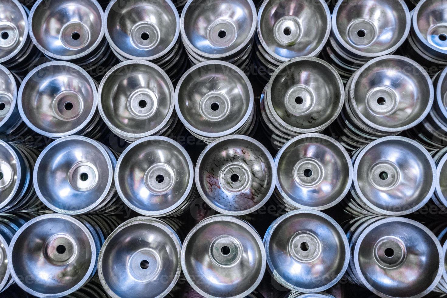 partij van dik aluminium gestempeld half bolvormig onderdelen foto