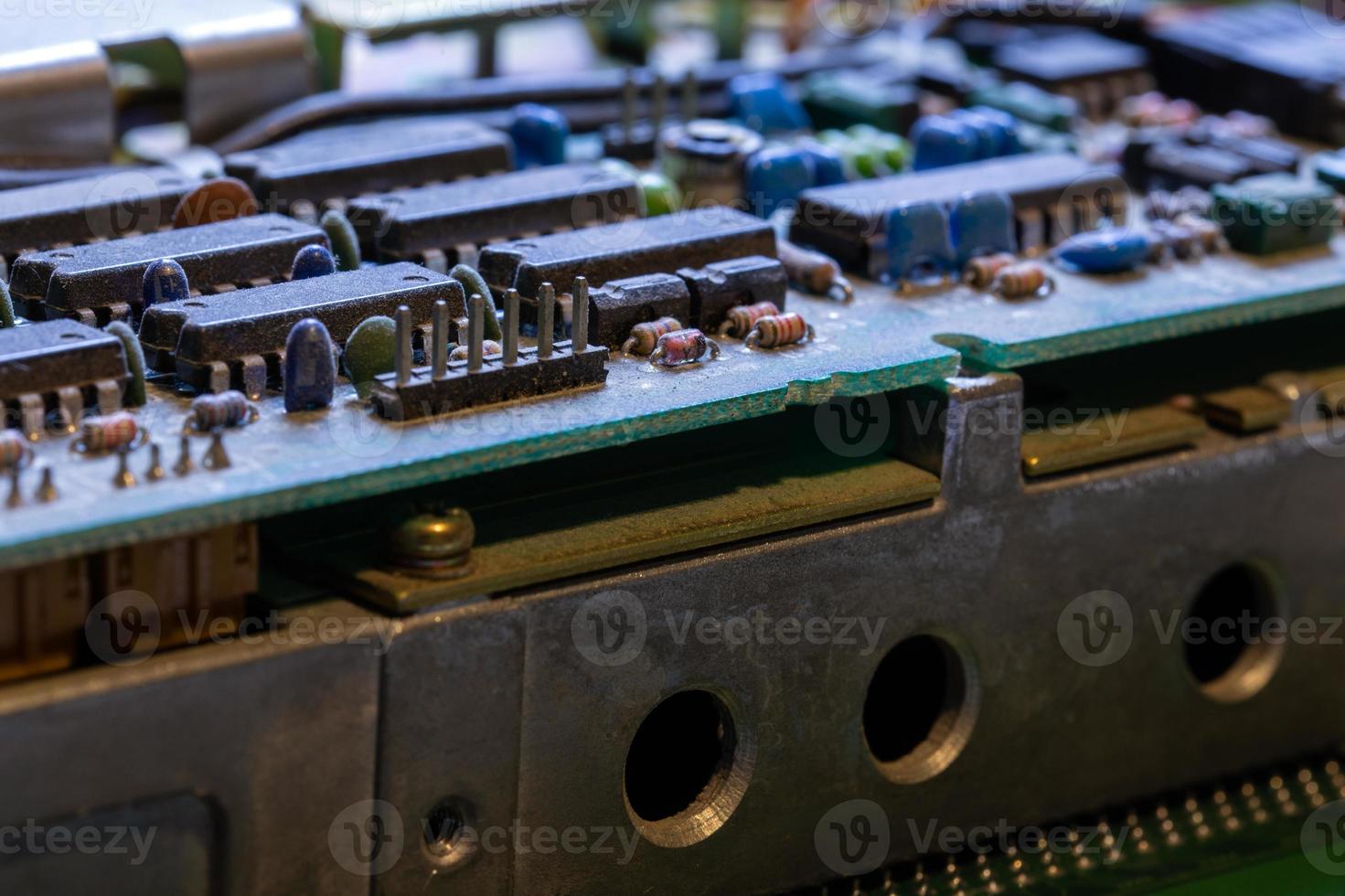 donker achtergrond van oud elektronisch stroomkring bord detailopname met dus foto