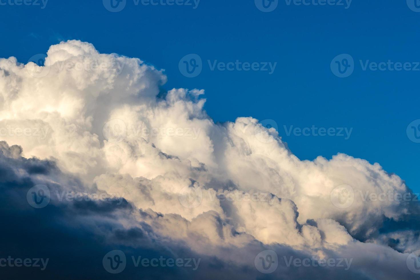 solide wit cumulus wolk met donker voorkant rand foto