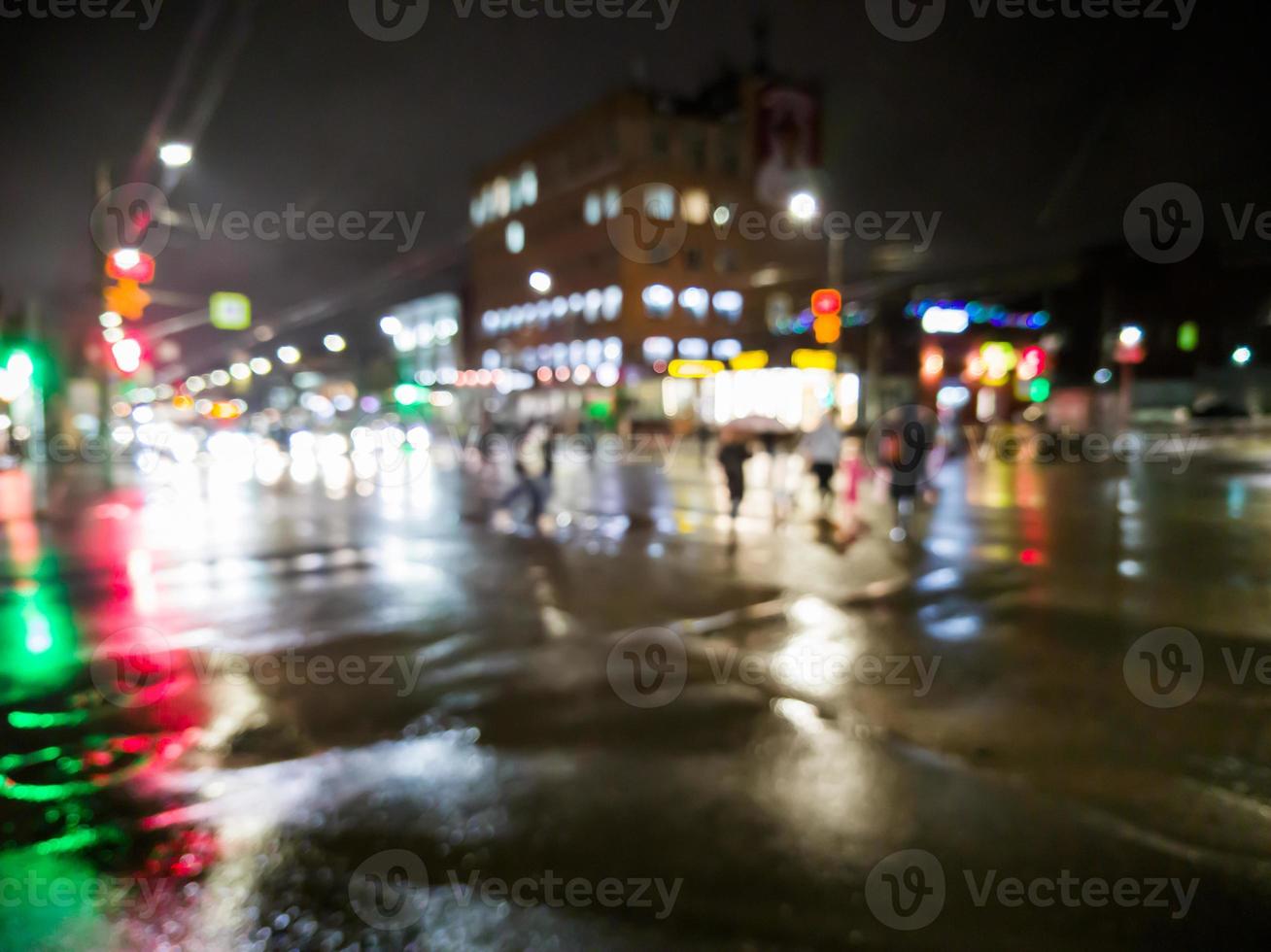 onscherp nacht regen stad straat visie met auto's kruispunt weg foto