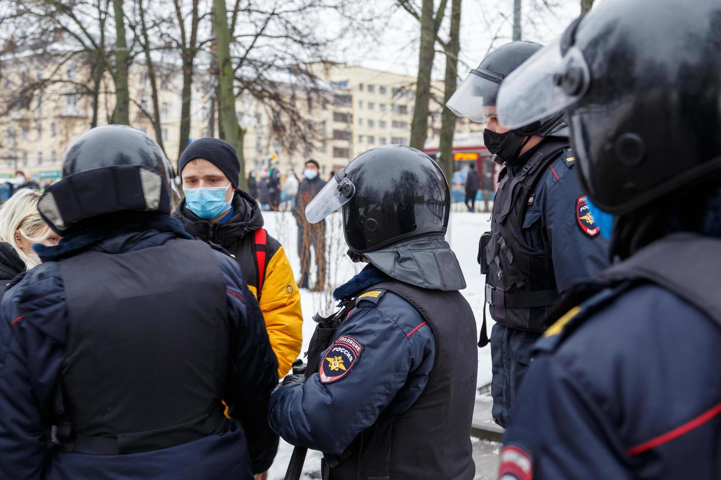 tula, Rusland januari 23, 2021 openbaar massa vergadering in ondersteuning van alexei marine, Politie officieren pratend met inwoner. foto