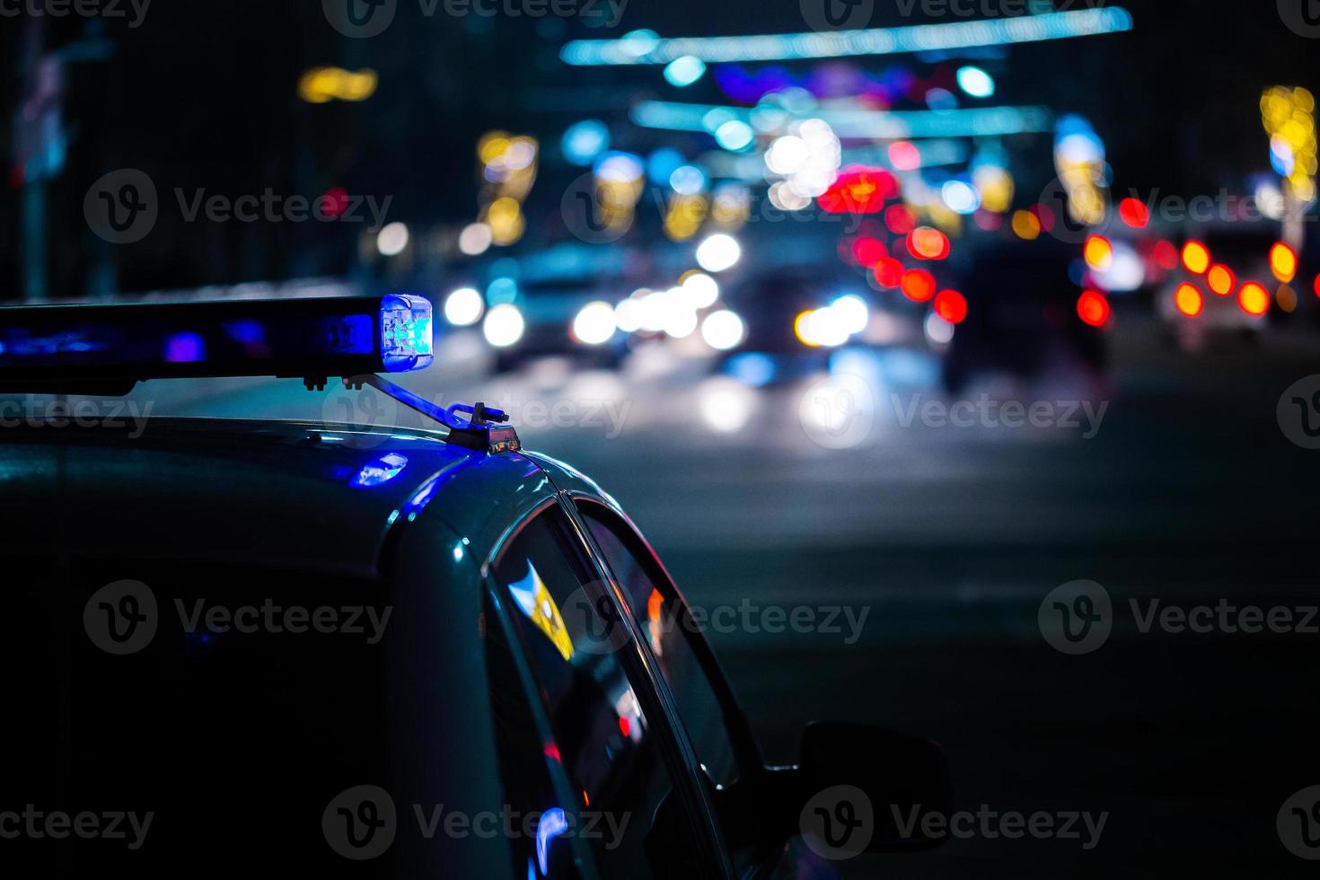 Politie auto lichten Bij nacht in stad met selectief focus en boke vervagen foto