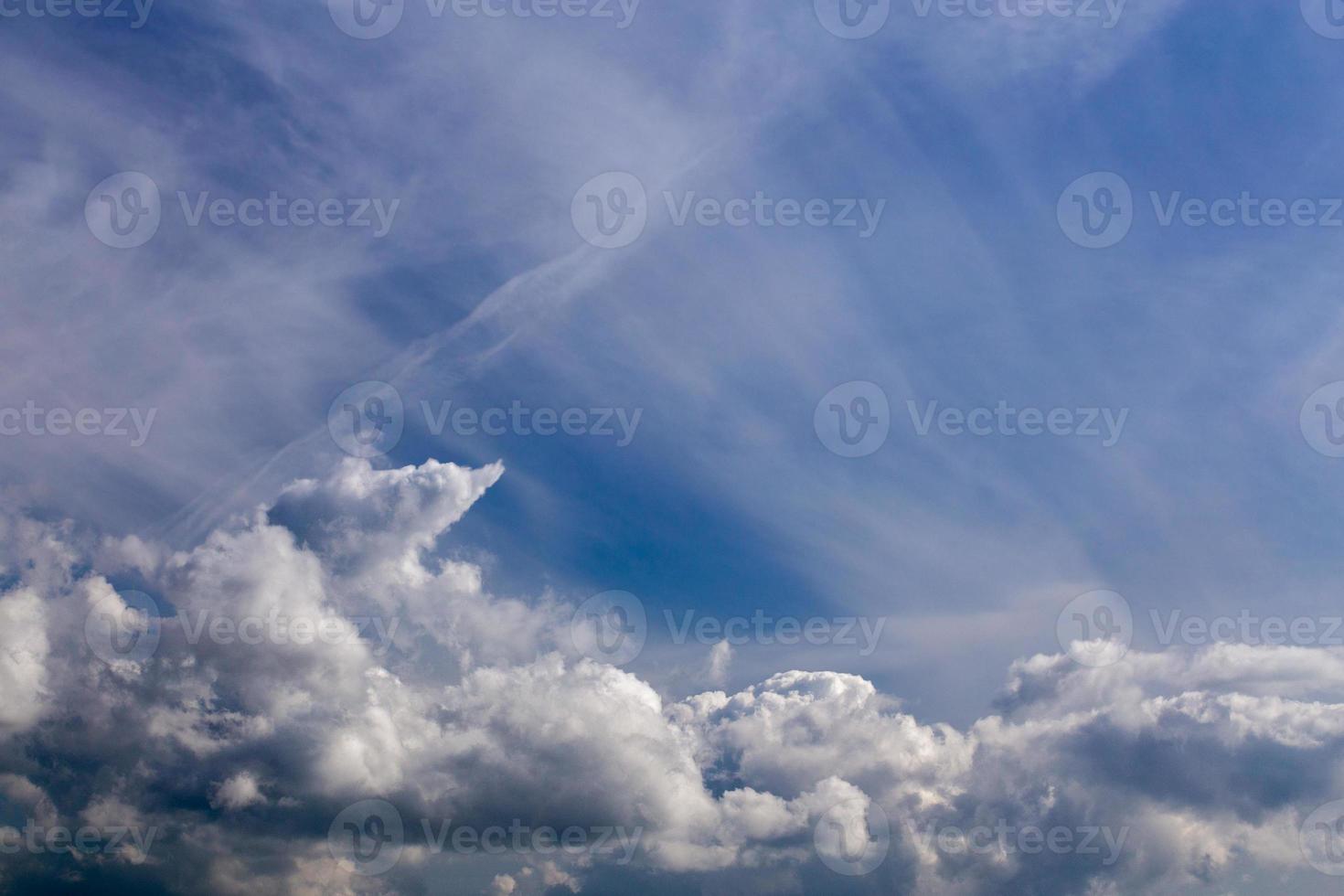 gemengd cumulus en veer wolken detailopname telefoto schot met polariserend effect. foto