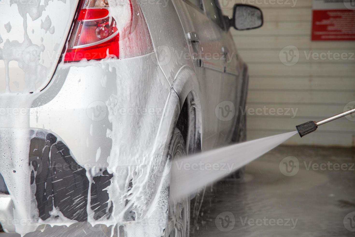 een detailopname visie van werkwijze van binnen- nat auto het wassen foto