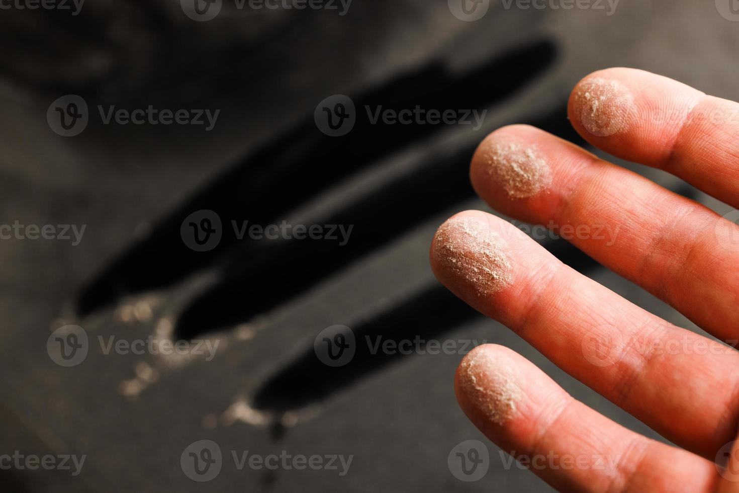 Kaukasisch hand- met stof Aan vinger tips na aanraken zwart stoffig oppervlakte foto