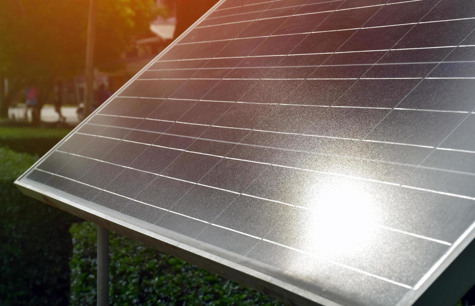 fotovoltaïsch paneel, nieuwe technologie voor het opslaan en gebruiken van de kracht van de natuur met menselijk leven, duurzame energie en milieuvriendelijk concept. foto