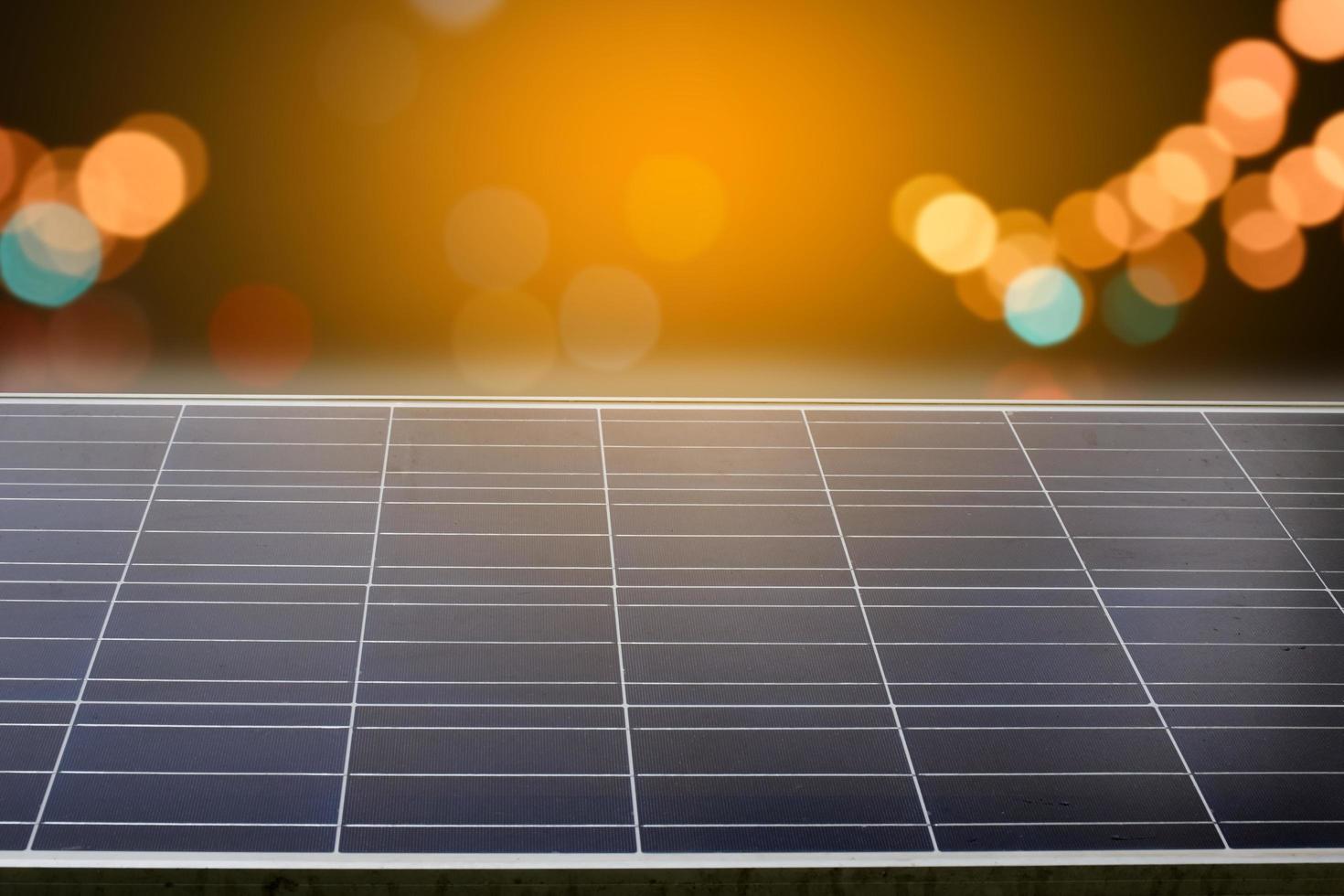 fotovoltaïsch paneel, nieuwe technologie voor het opslaan en gebruiken van de kracht van de natuur met menselijk leven, duurzame energie en milieuvriendelijk concept. foto