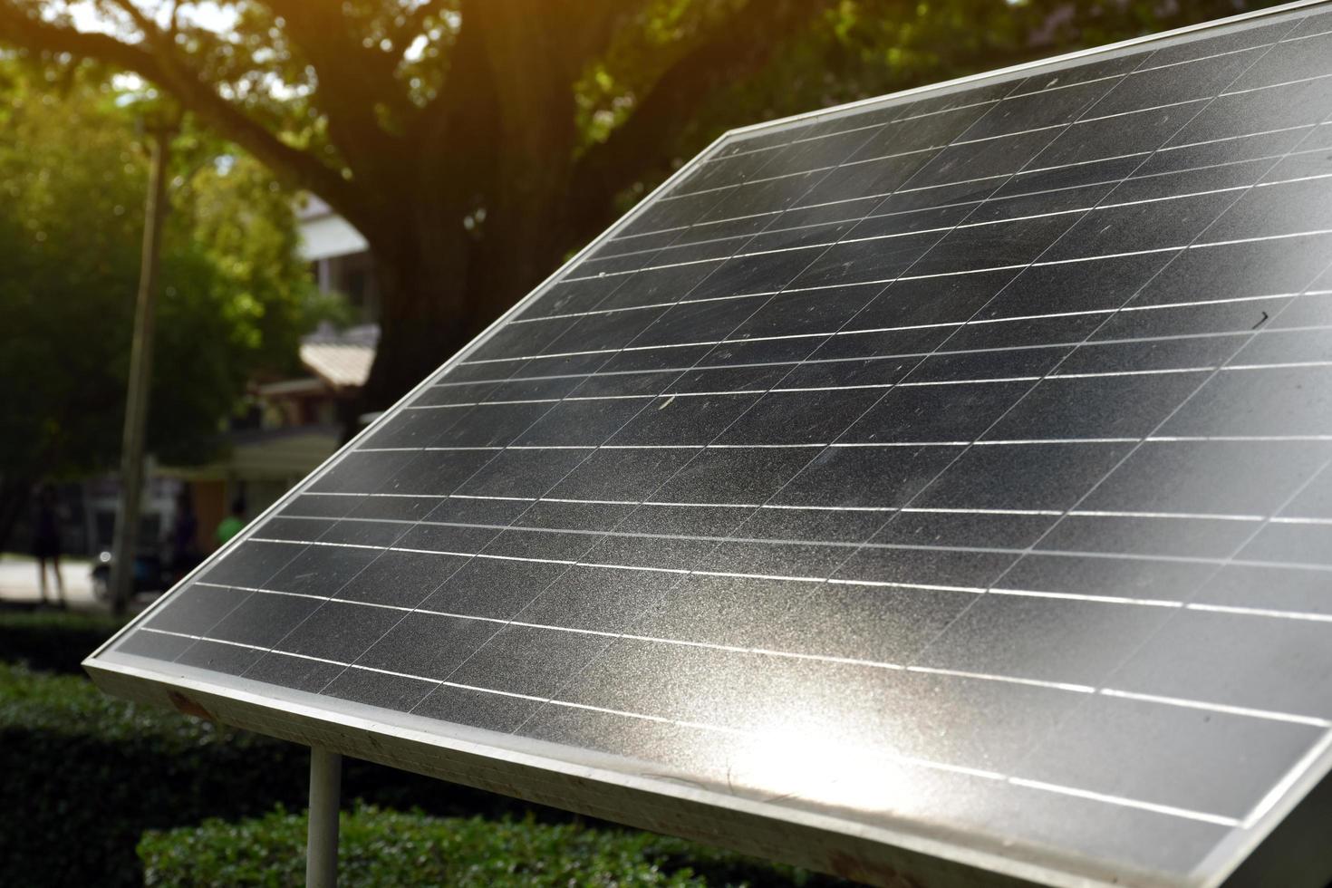 fotovoltaïsch paneel, nieuwe technologie voor het opslaan en gebruiken van de kracht van de natuur met menselijk leven, duurzame energie en milieuvriendelijk concept. foto