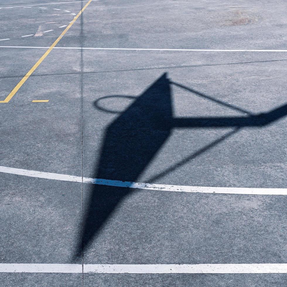 basketbal hoepel silhouet Aan de rechtbank, sport- uitrusting foto