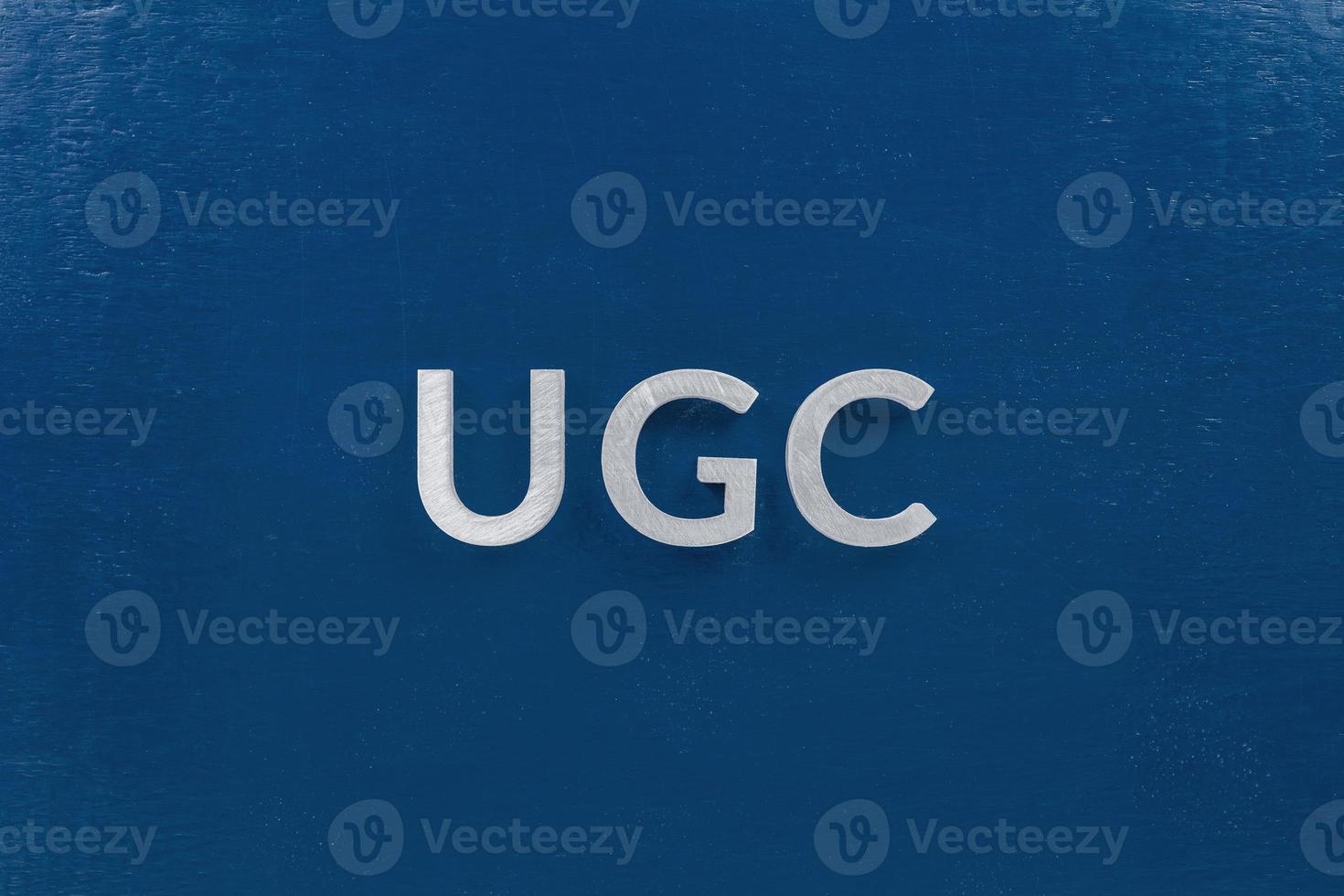 de woord ugc - gebruiker gegenereerd inhoud - gelegd door wit zilver metaal brieven Aan klassiek blauw achtergrond in vlak leggen foto