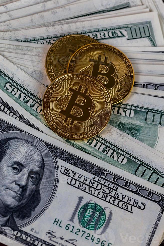 drie bitcoin uitblinkers Aan papier ons dollar bankbiljetten achtergrond foto