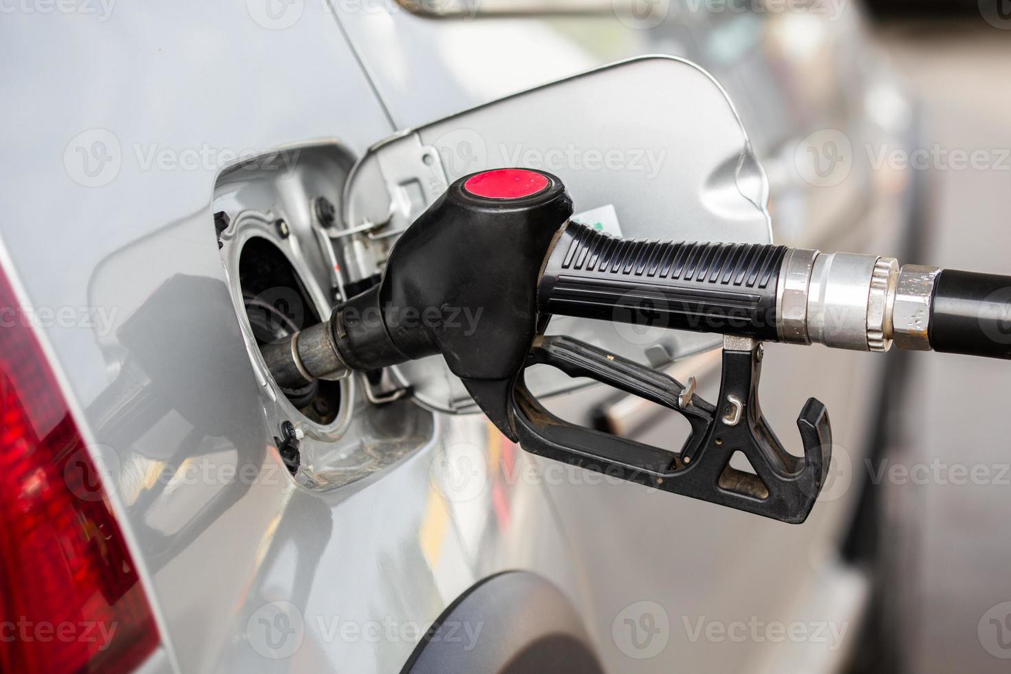 grijs metalen auto tanken Aan gas- station - detailopname met selectief focus foto