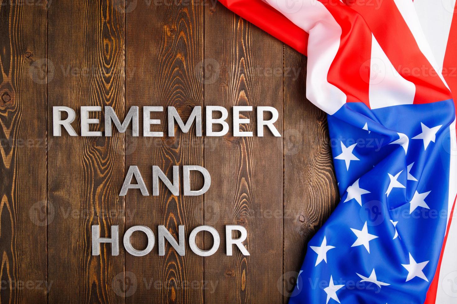 woorden onthouden en eer gelegd met zilver metaal brieven Aan houten achtergrond met Verenigde Staten van Amerika vlag Aan de Rechtsaf kant foto