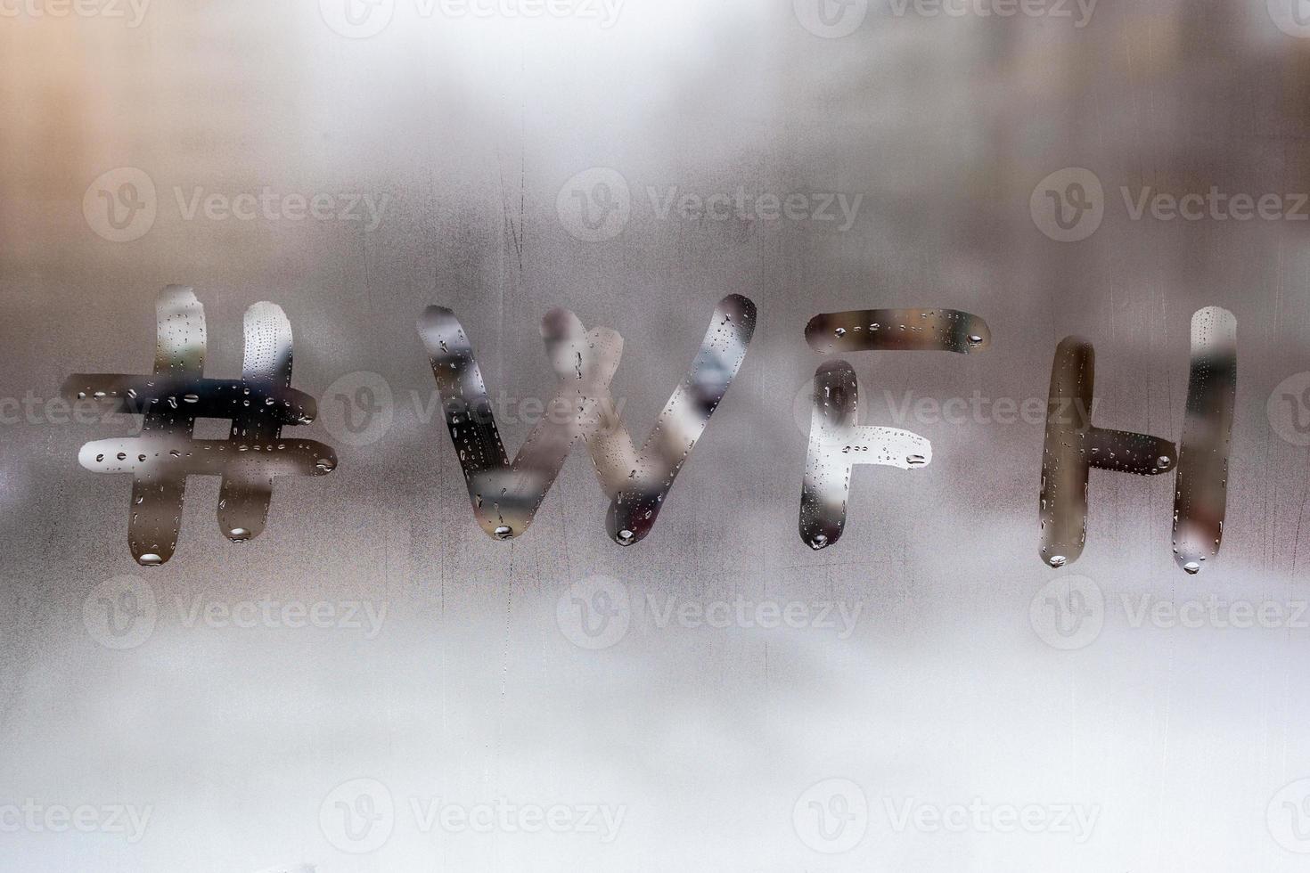 hekje woord wfh - werk van huis handgeschreven Aan nat venster glas Bij bewolkt weer foto
