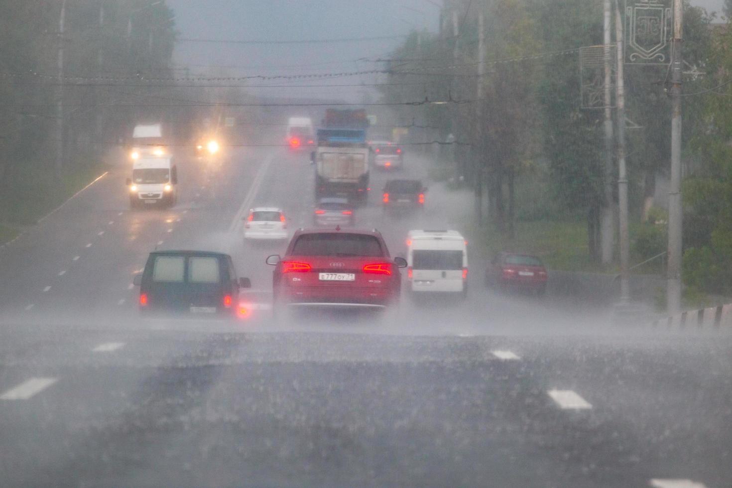 tula, Rusland juli 14, 2020 auto's in beweging Aan asfalt weg gedurende zwaar zomer storm regenen, visie van terug foto