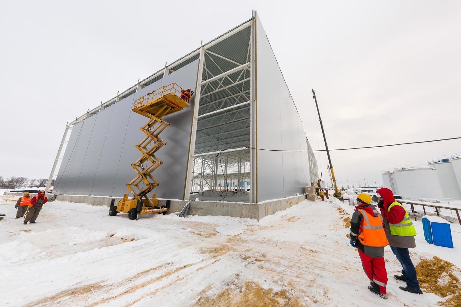winter industrieel gebouw werkwijze Bij bewolkt dag foto
