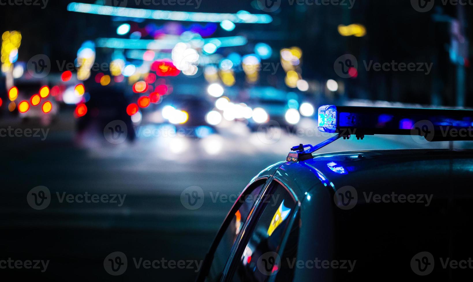 nacht Politie auto lichten in stad - humeurig detailopname met selectief focus en bokeh foto