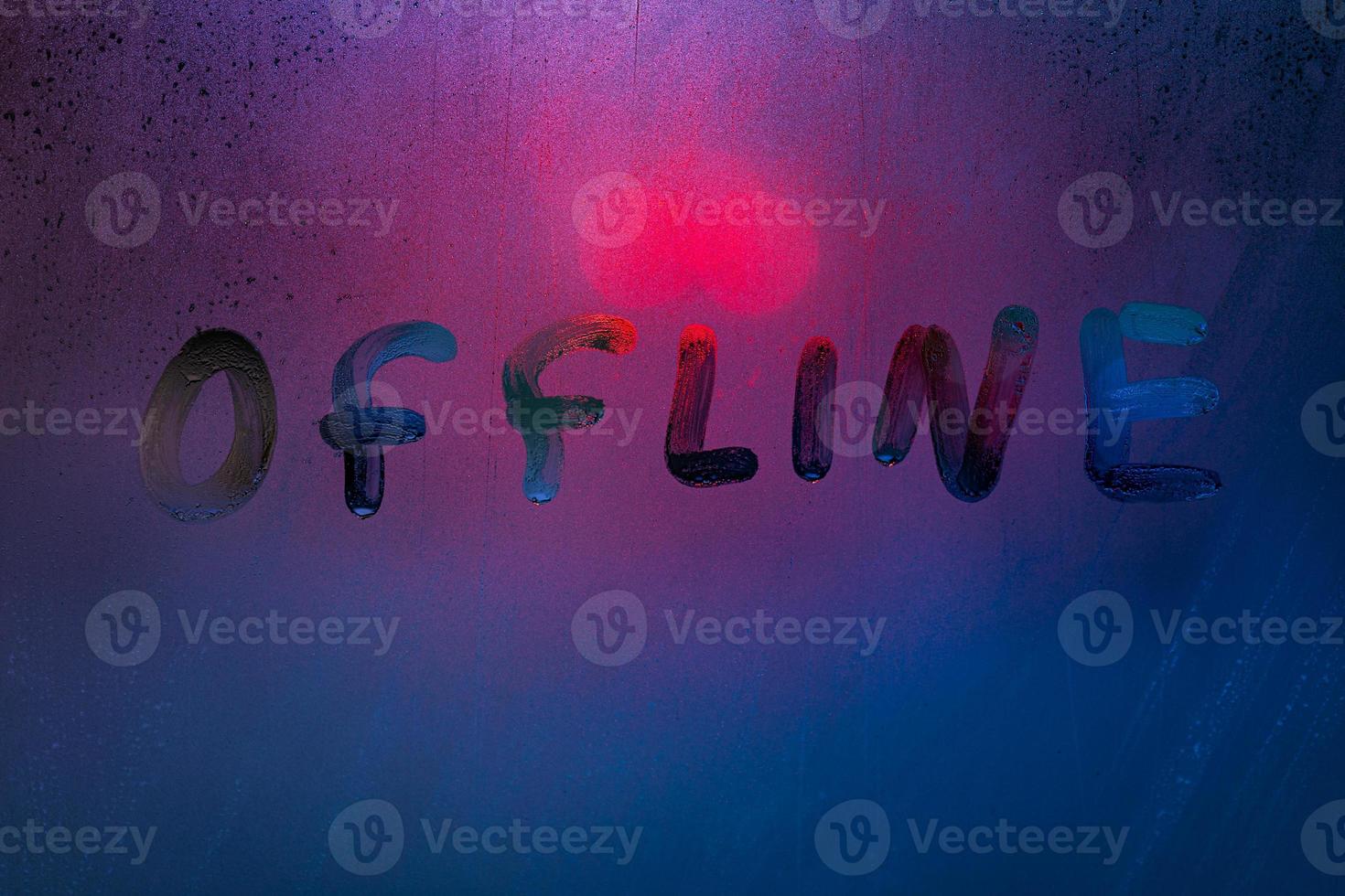 woord offline handgeschreven Aan mistig glas met verkoudheid neon blauw terug licht foto