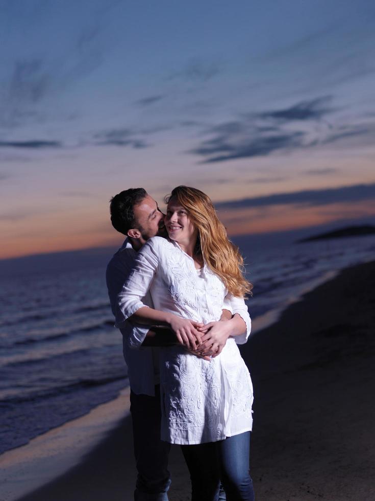 jong paar Aan strand hebben pret foto