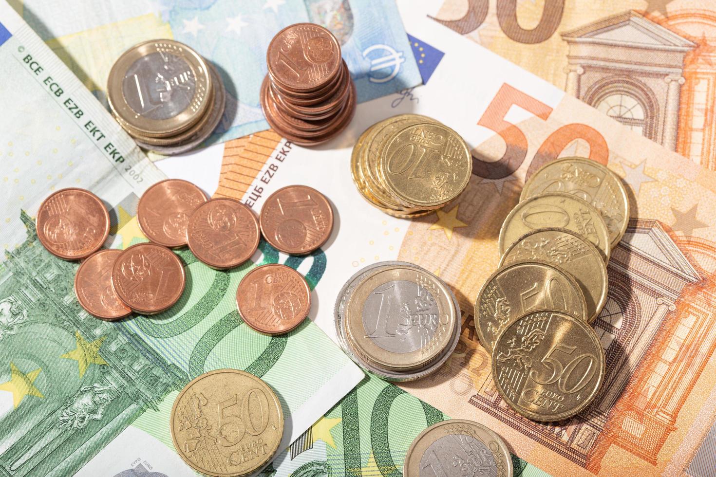 eurogeldbankbiljetten en -munten foto