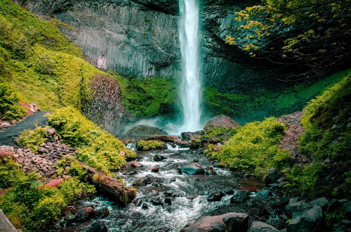 waterval op rotsen foto