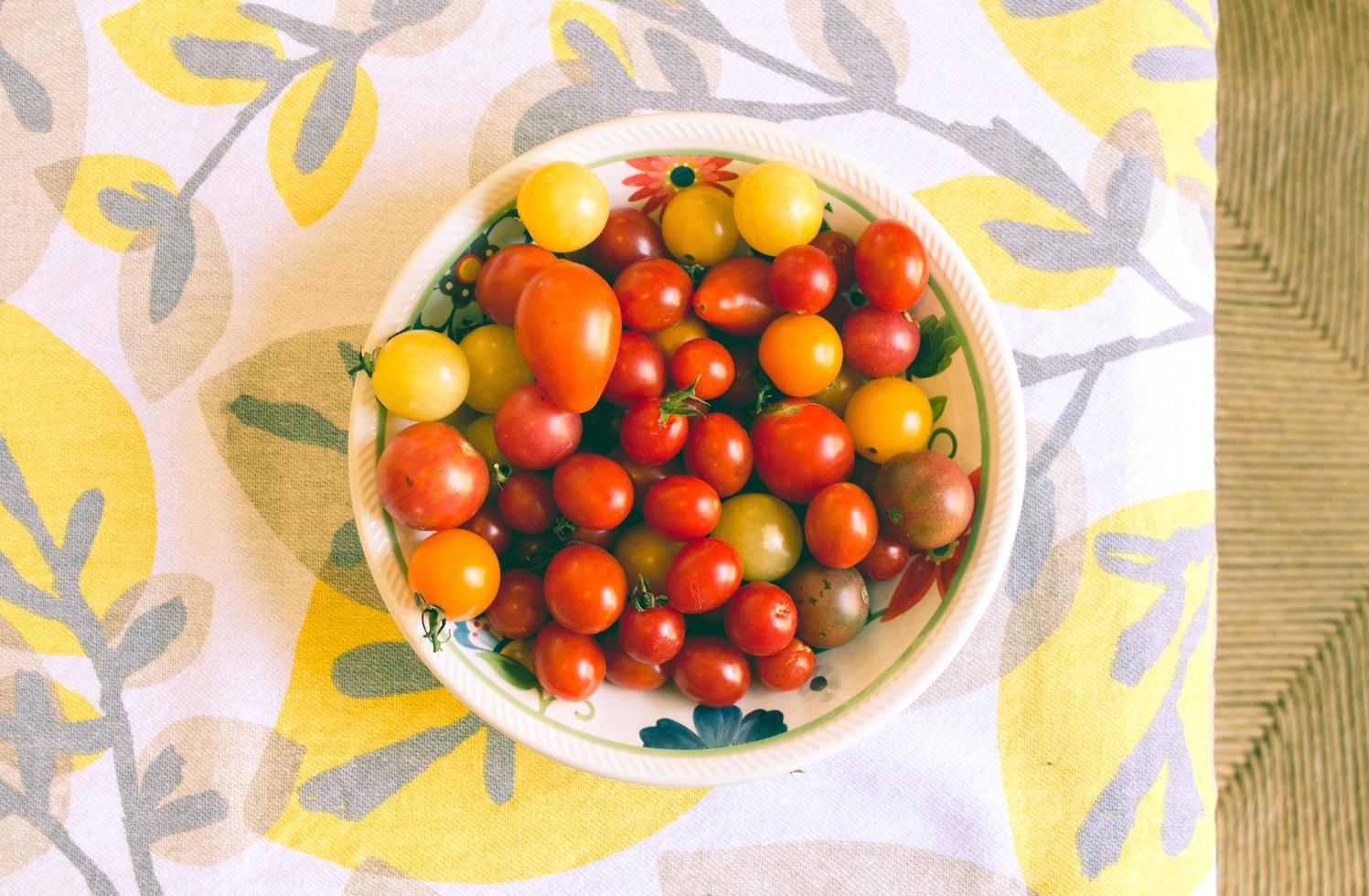 kom met tomaten op bedrukt doek foto