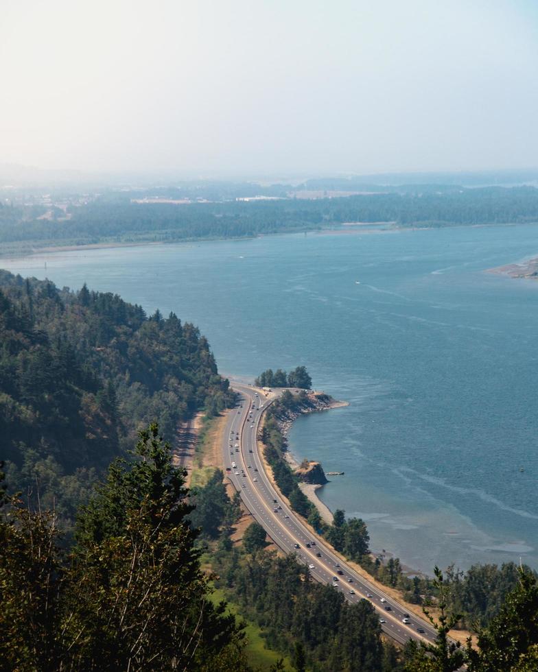 luchtfoto van de weg in de buurt van bergen en de oceaan foto