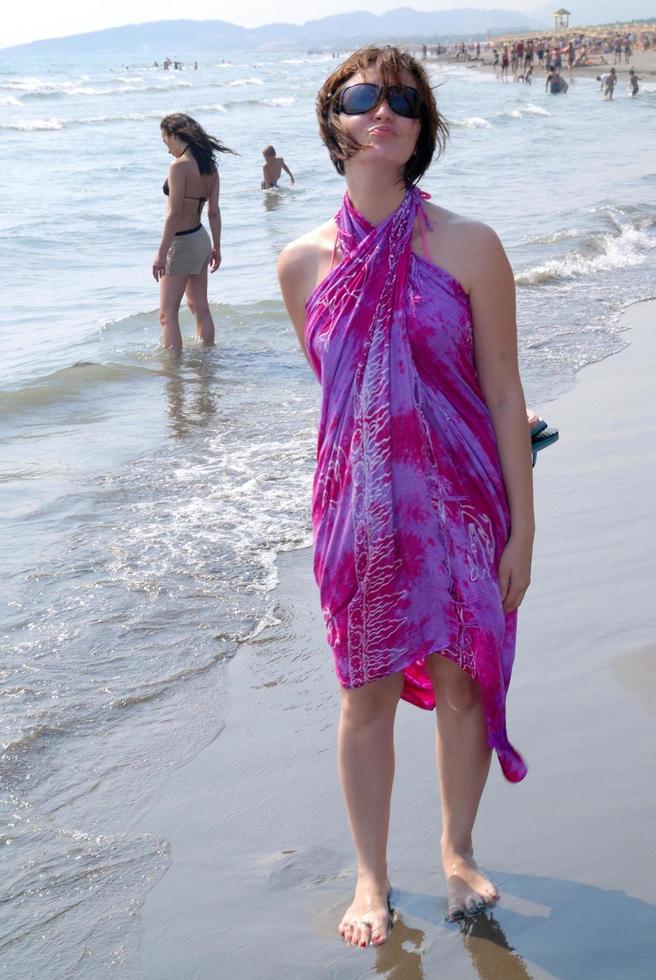 gelukkig vrouw Aan strand foto