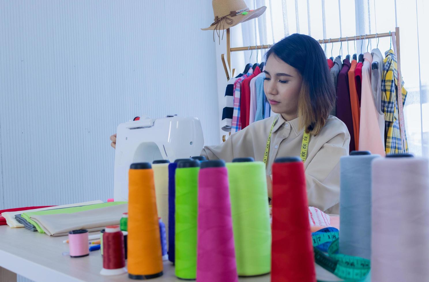 modeontwerper bezig met naaimachine foto