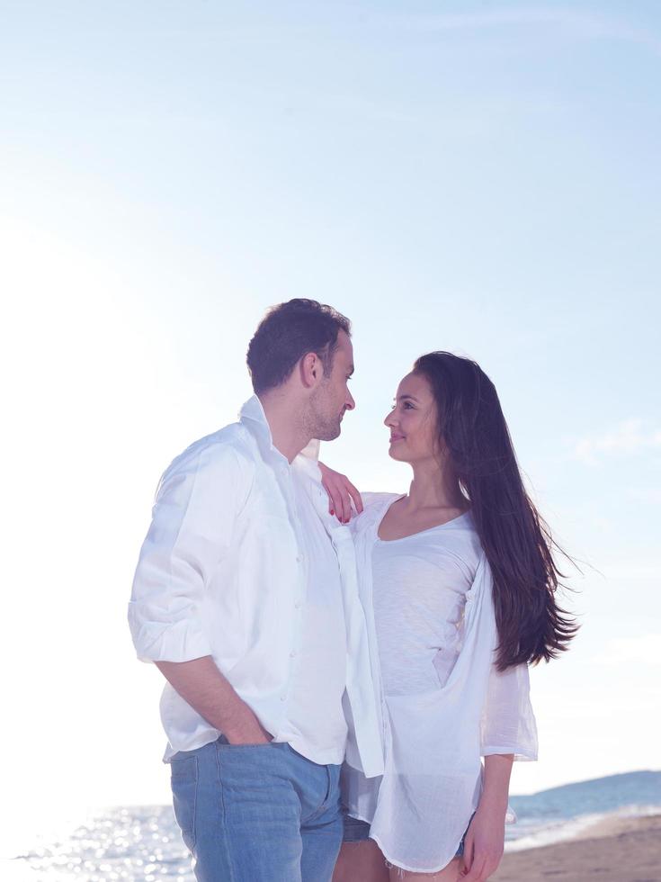 jong paar Aan strand hebben pret foto