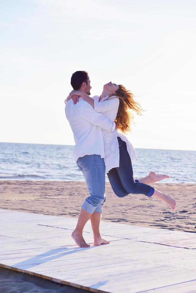 jong paar Aan strand hebben pret foto