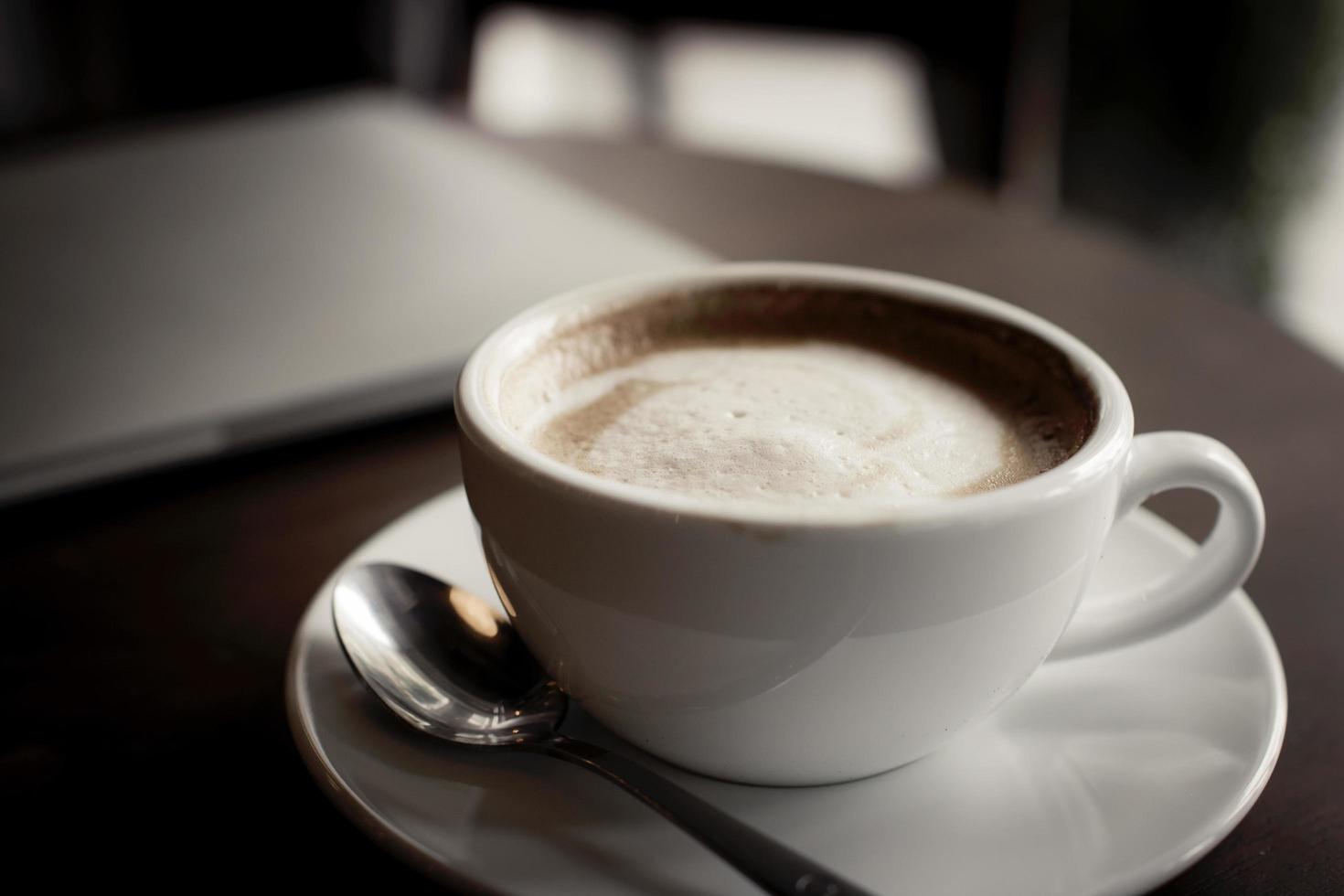 close-up van latte en laptop op tafel foto