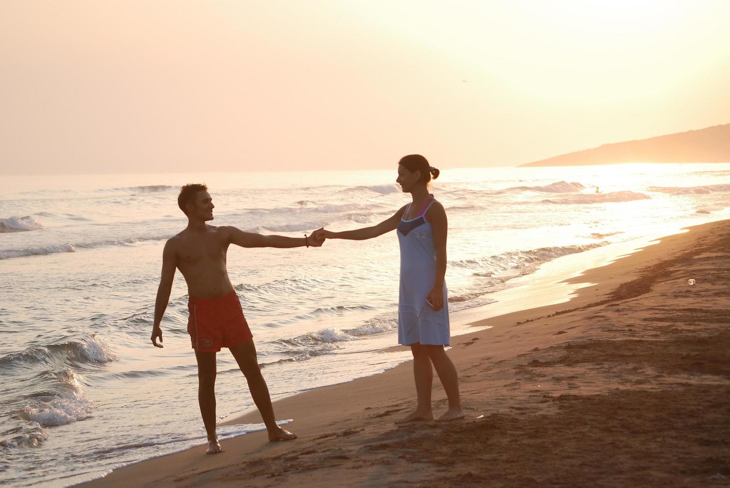 romantisch paar Aan strand foto