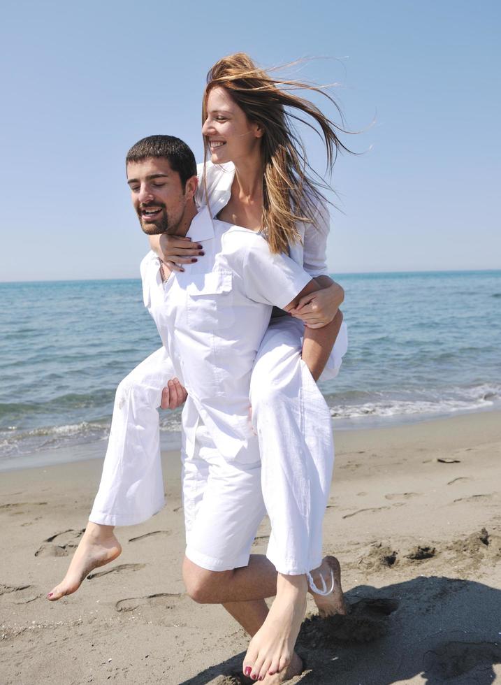 gelukkig jong koppel veel plezier op het strand foto