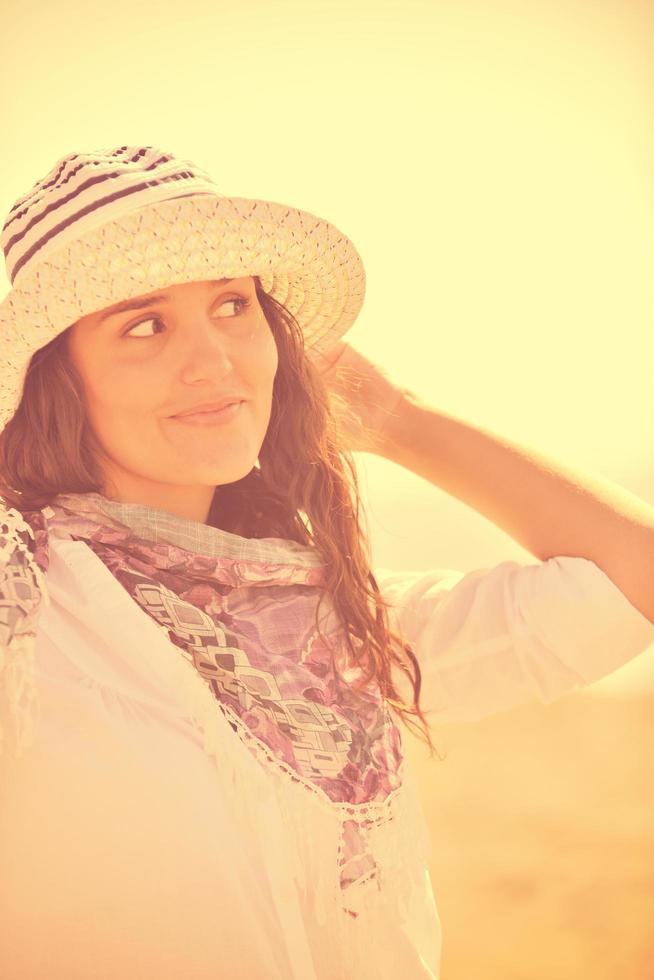 gelukkig jong vrouw Aan strand foto