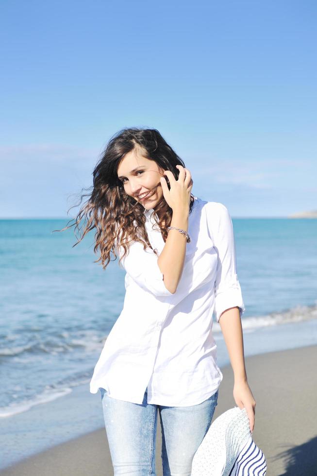 gelukkig jong vrouw Aan strand foto