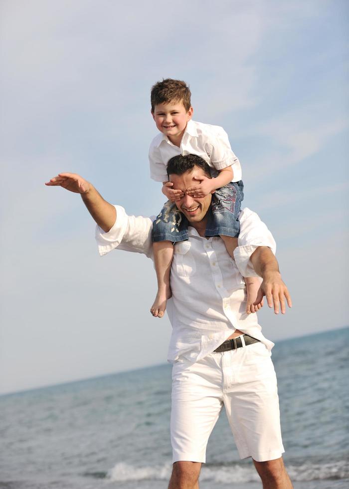 gelukkig vader en zoon hebben pret en genieten tijd Aan strand foto