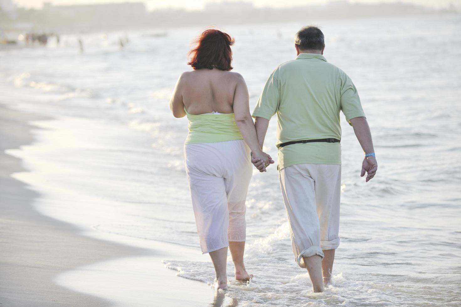 gelukkig senioren paar Aan strand foto