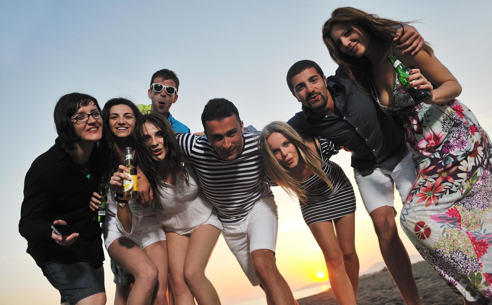 groep van jong mensen genieten zomer partij Bij de strand foto